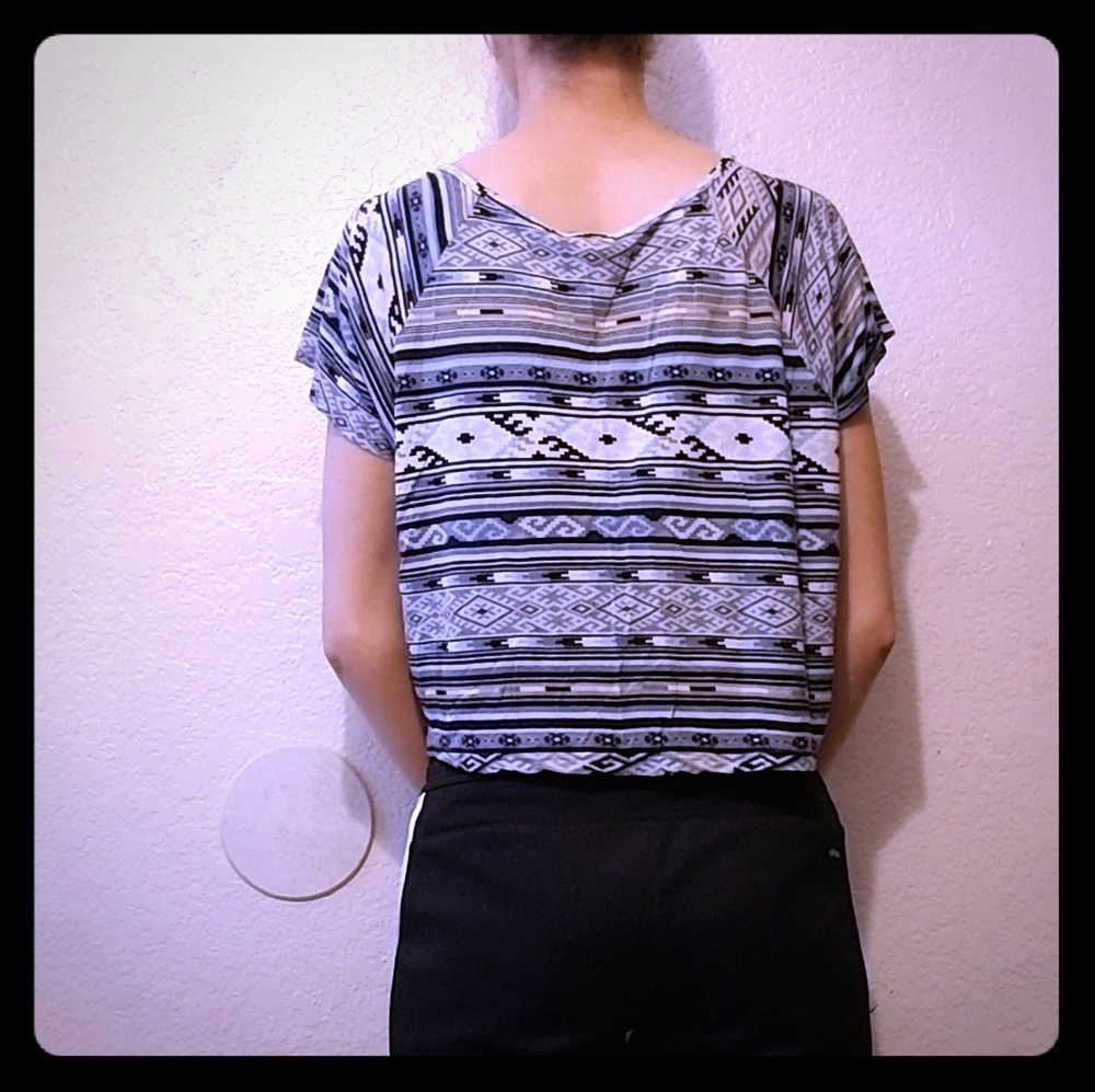 Chloe K Oversized Crop Top - Picture 3 of 6